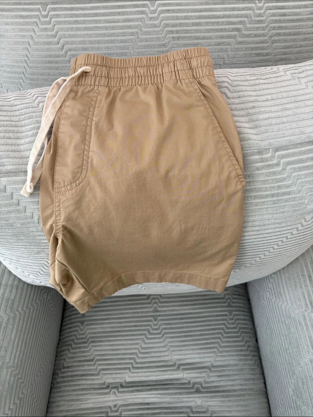Men’s J. Crew Khaki Drawstring Athletic Shorts. Size Small